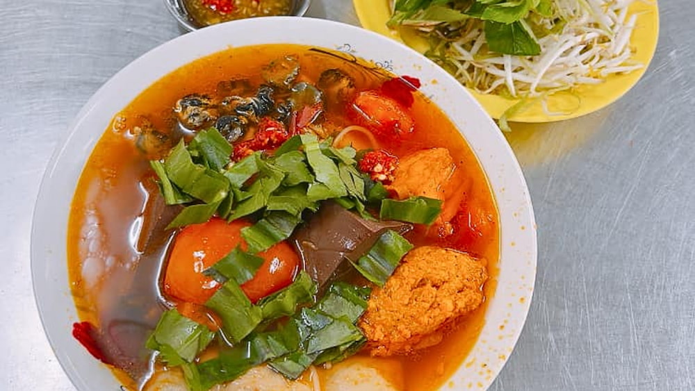 Tô bún riêu với nước dùng đậm đà, vị ngọt tự nhiên từ cua và riêu tươi ngon tại Bún Riêu Cua Ốc 66.