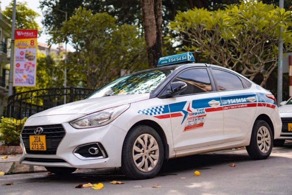 Khách hàng có thể đặt taxi Bình An bằng cách liên hệ qua hotline 0280.3.54.54.54 (Ảnh: Sưu tầm Internet)