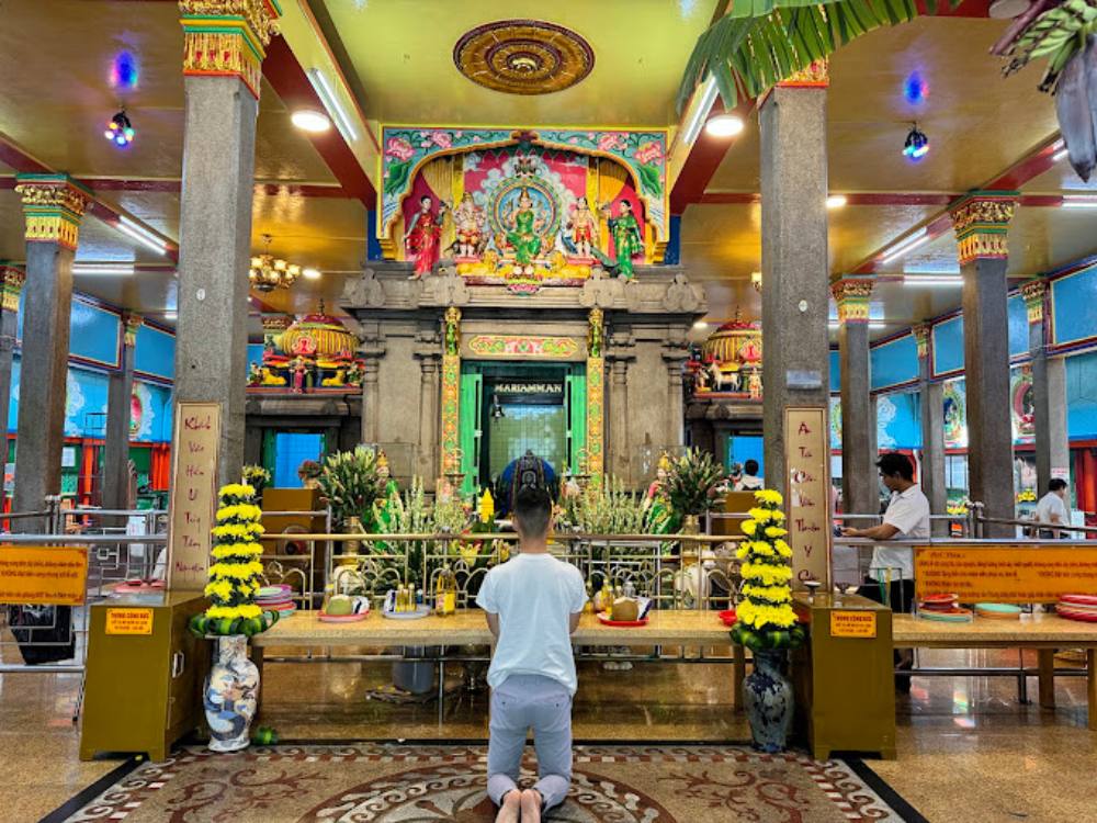 Người dân tham gia các nghi lễ truyền thống tại chùa Mariamman