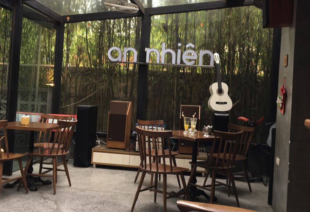 Không gian bên trong quán cafe An Nhiên ấm cúng và yên bình 