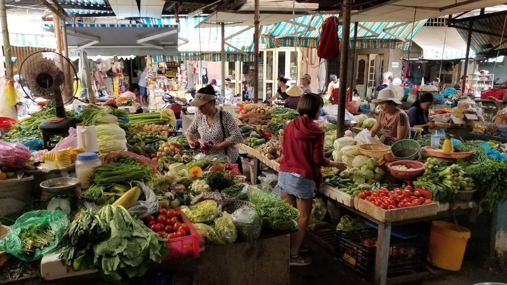 Chợ Bùi Phát nằm tại hẻm đường Lê Văn Sỹ
