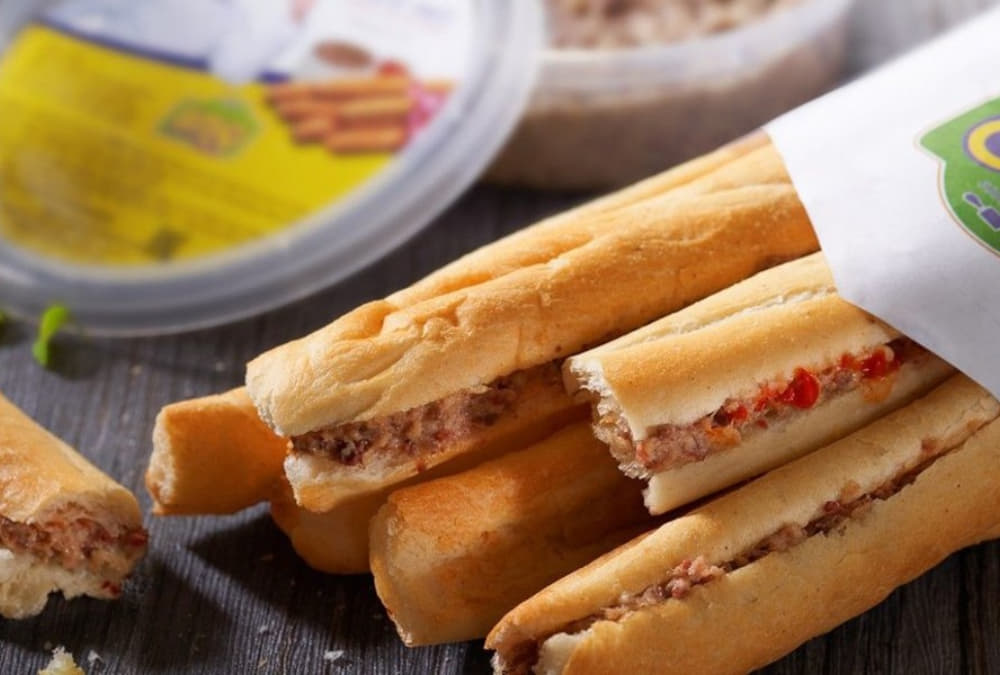 Bánh mì que thường có vị cay của ớt tươi và vị thơm của pate (Ảnh: Sưu tầm Internet)