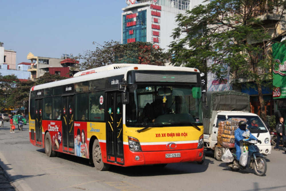 Xe bus được lựa chọn nhiều bởi giá rẻ và tiện lợi