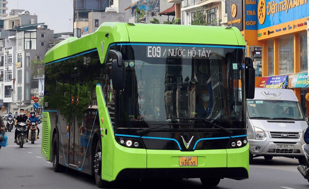 Bạn có thể bắt tuyến xe bus E09 để di chuyển đến đài tưởng niệm