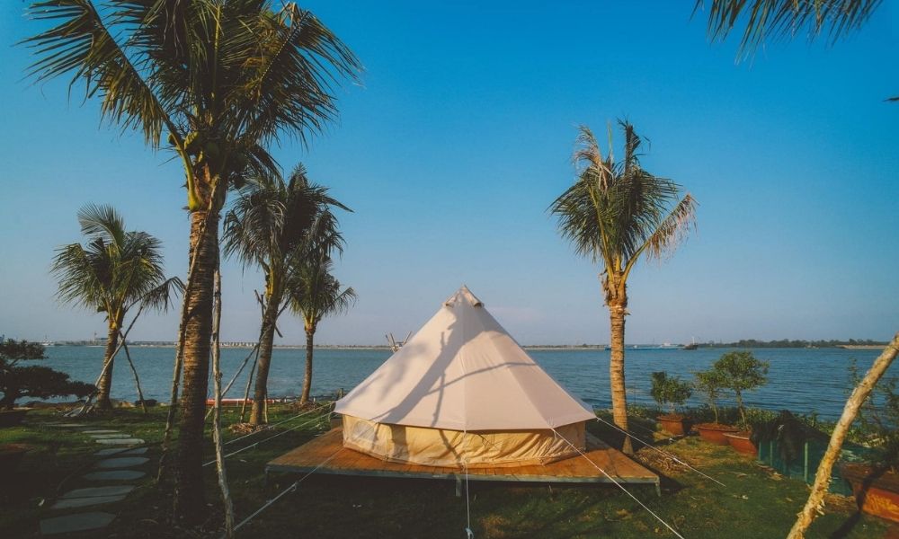 Khu cắm trại New Day Glamping nằm hướng ra sông rất mát