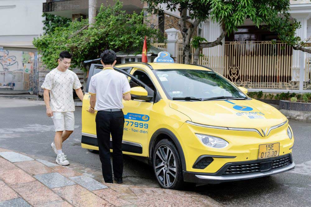 Các dịch vụ taxi tuyến cố định dễ dàng sắp xếp lịch trình và thời gian di chuyển (Ảnh: Fanpage Én Vàng)