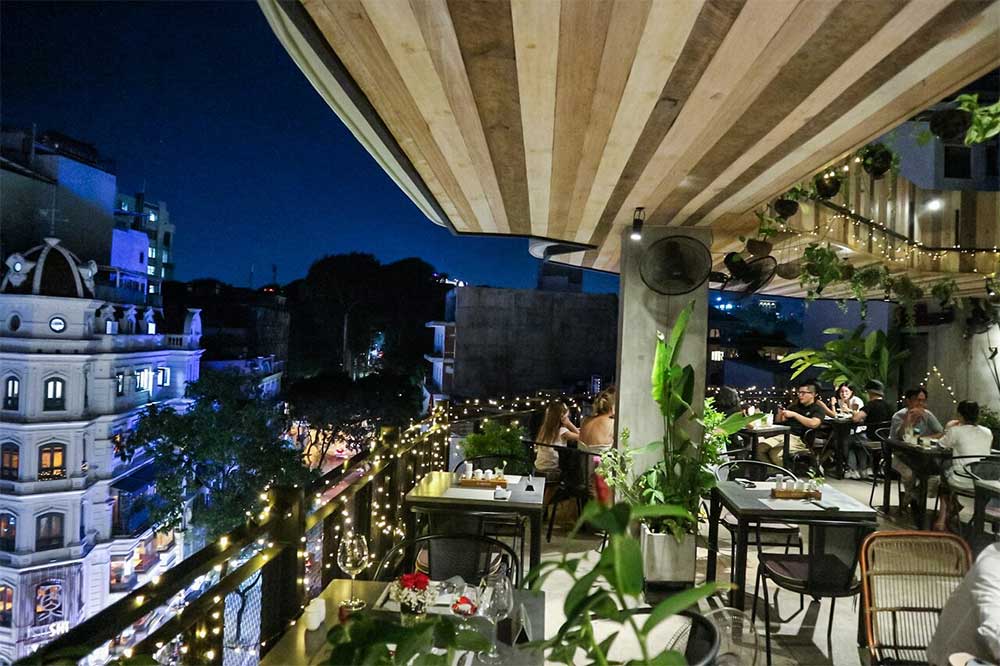 Chanh Bistro Rooftop Saigon có khu vực ngồi ngoài trời rất thoáng đãng 