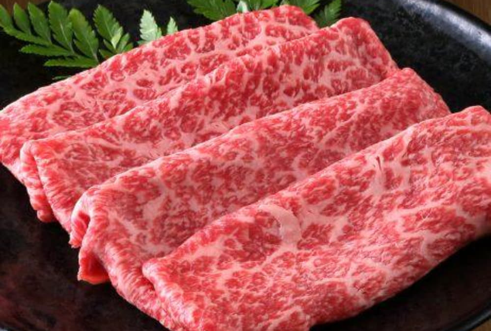 Thịt bò Wagyu có tỷ lệ mỡ hoàn hảo, không bị khô khi nướng (Ảnh: Sưu tầm Internet)