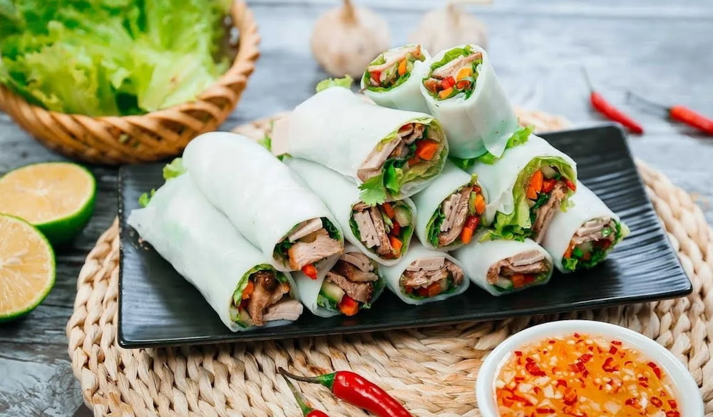 Phở Cuốn Hương Mai có nhân đầy đặn, ăn kèm nước chấm chua ngọt tạo nên vị ngon khó cưỡng