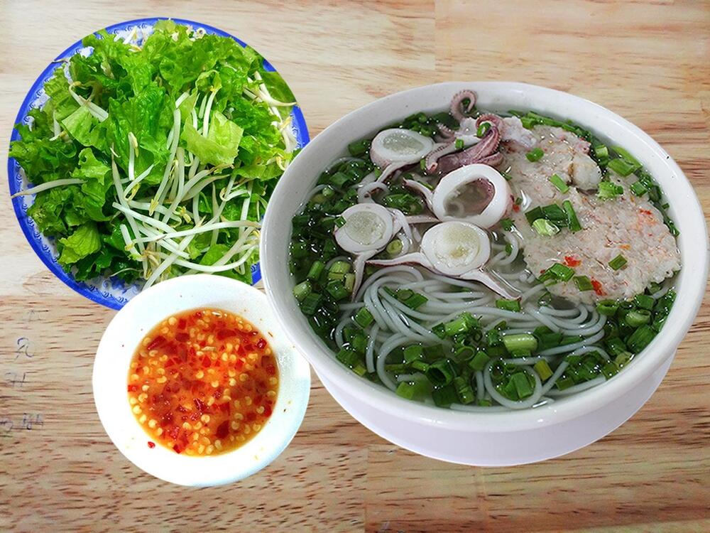 Bát bún quậy tươi ngon với đầy đủ topping như: rau bún mực tươi, chả cá… (Ảnh: Sưu tầm internet)