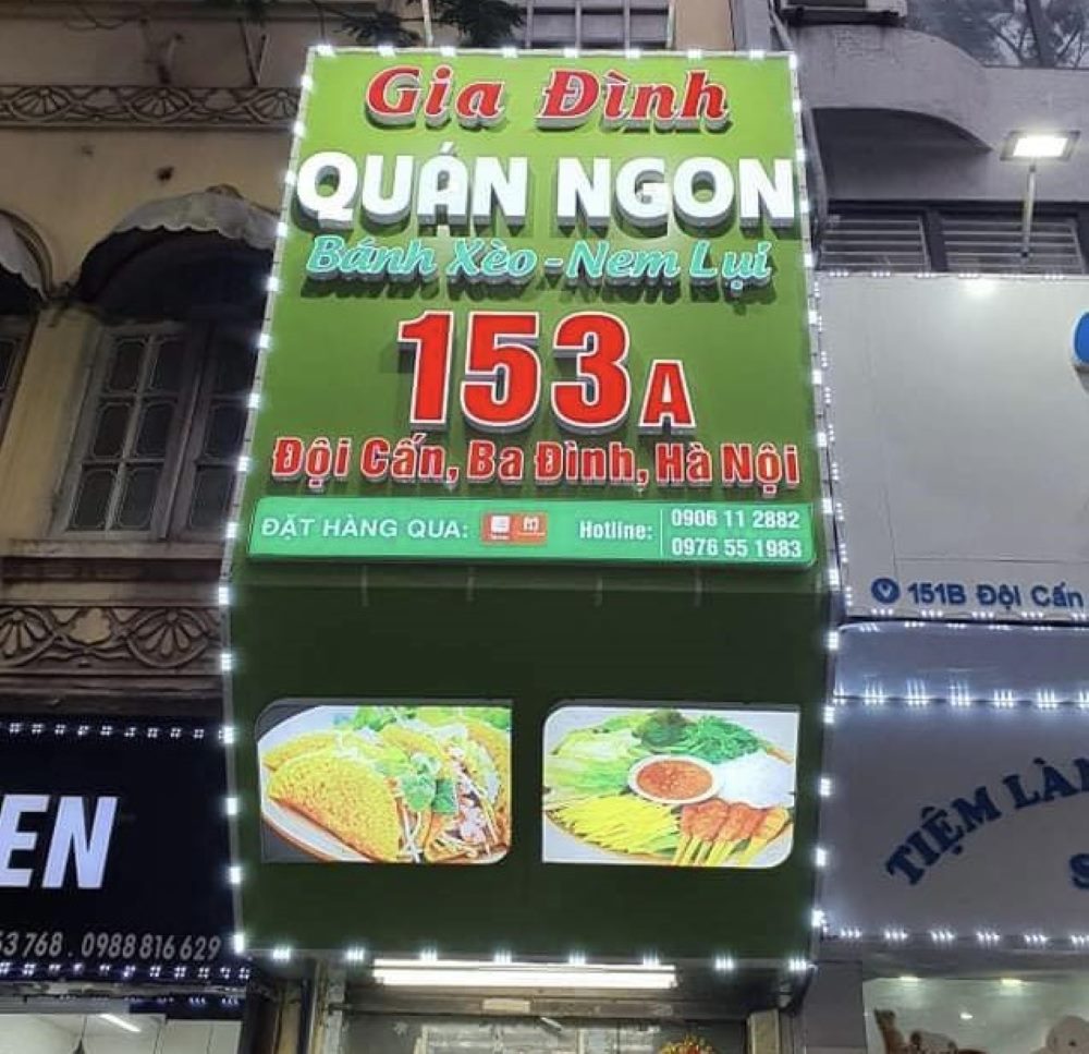 Biển hiệu bên ngoài của quán