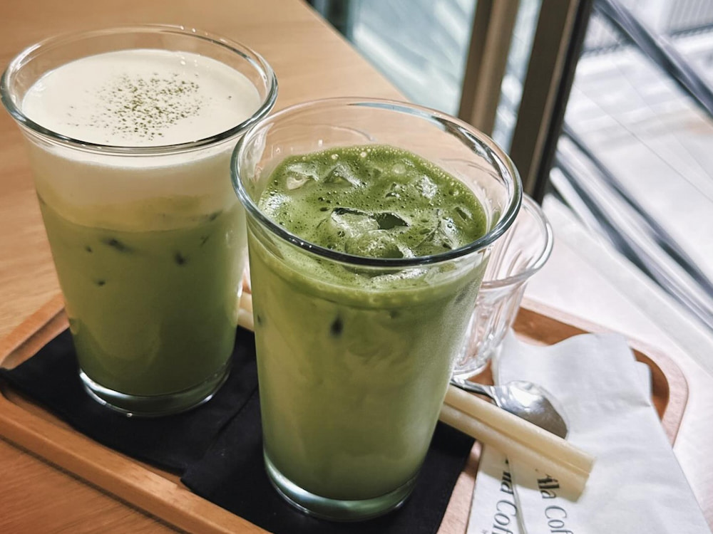 Ngoài cafe, matcha latte cũng là đồ uống “gây nghiện” của quán