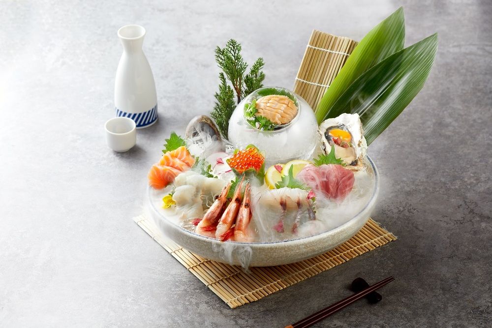 Set sashimi tổng hợp với nhiều nguyên liệu tươi ngon tại nhà hàng