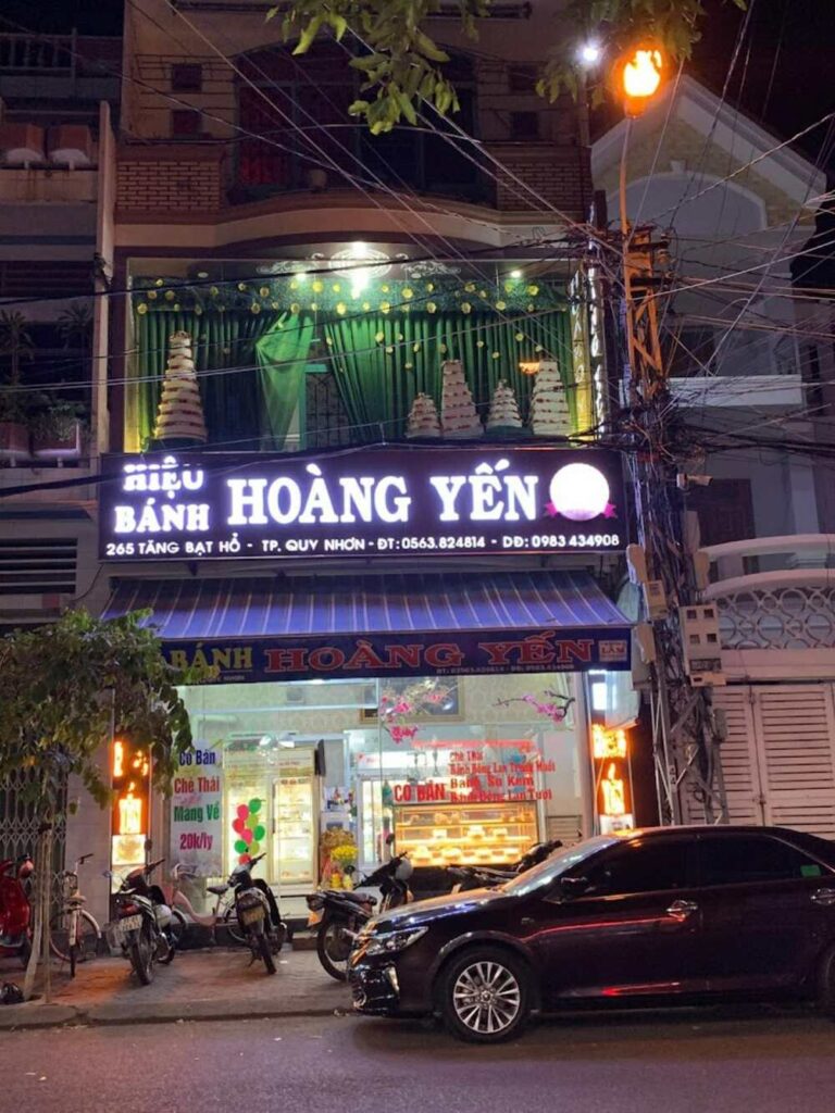 Hiệu Bánh Hoàng Yến với không gian ấm cúng, bánh kem mang hương vị ngọt ngào (Ảnh: Sưu tầm internet)