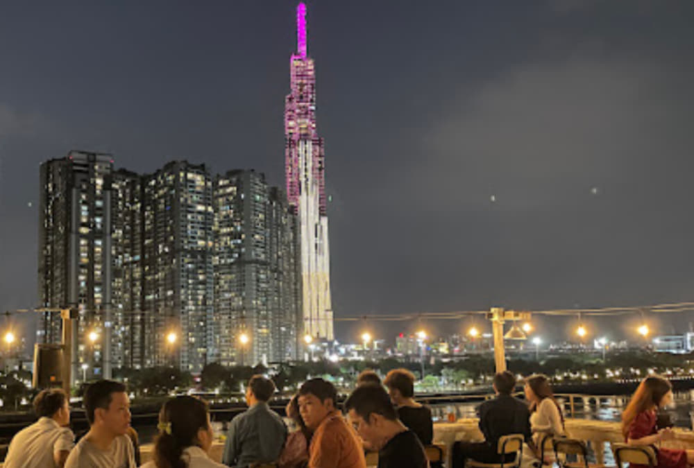 View ngắm Landmark 81 từ Chạng Vạng Cafe Trần Não (Ảnh: Sưu tầm Internet)