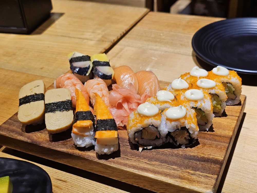 Một set sushi tại Sushi 88 với nhiều lựa chọn như sushi tôm, sushi cá tầm 