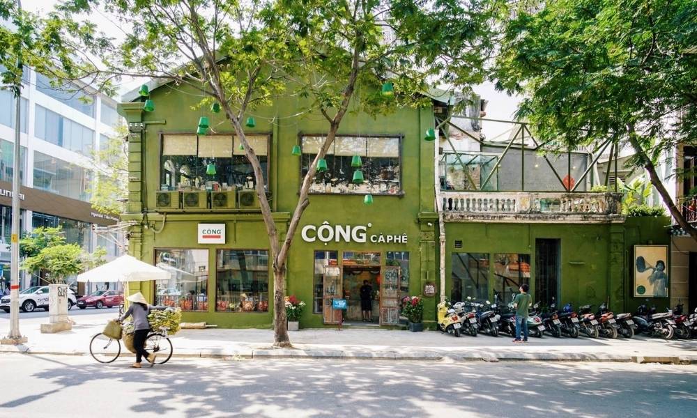 Không gian bên ngoài của Cộng Cafe tại đường Yersin 