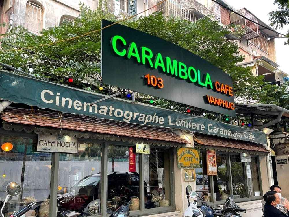 Không gian bên ngoài quán Cafe Carambola