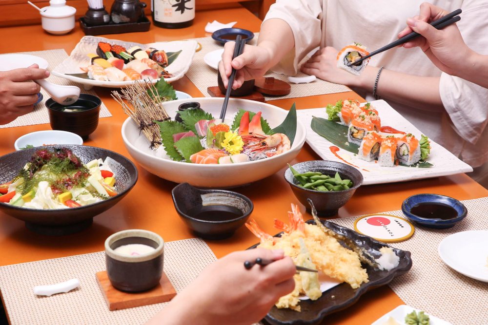 Mỗi phần sushi và sashimi tại Tokyo Deli đều được đầu bếp chế biến chỉn chu 