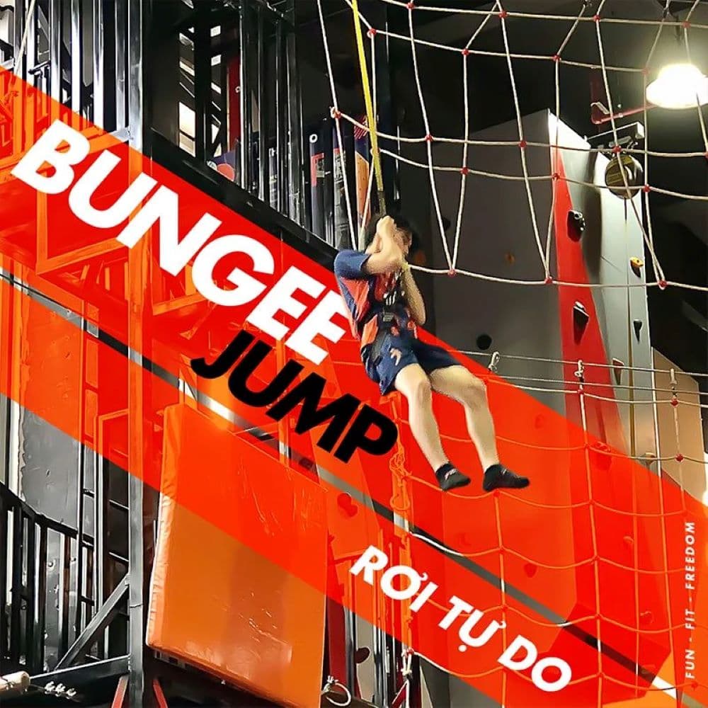 Bungee - bộ môn rơi tự do thử thách chiến binh tinh thần thép (Ảnh: jumparena.vn)