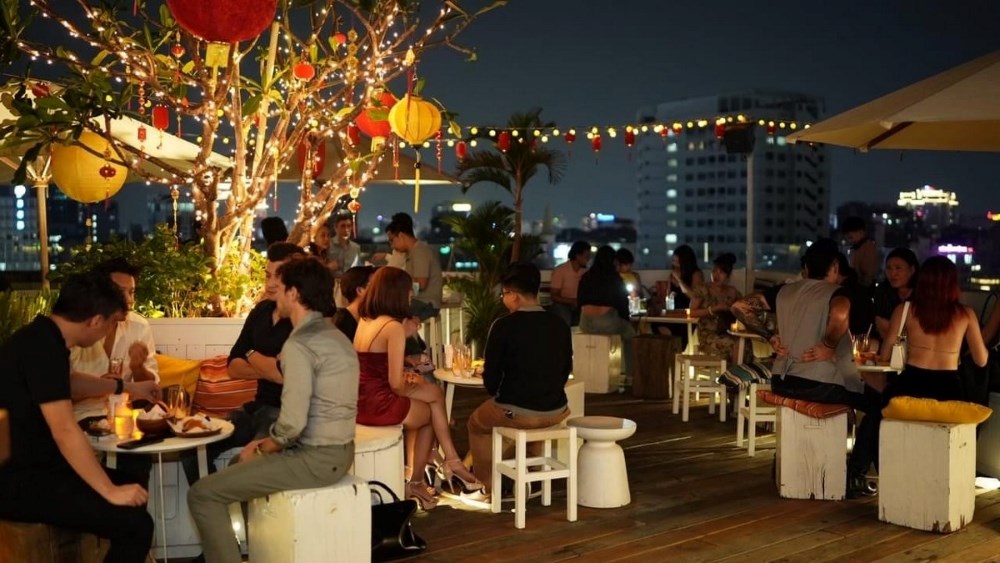 Không gian nhộn nhịp về đêm tại Banana Mama Rooftop & Kitchen (Ảnh: Sưu tầm Internet)