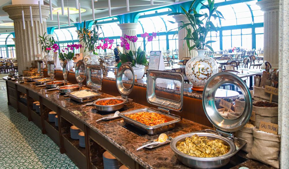 Quầy buffet Bà Nà Hills có đầy đủ món ngon cho thực khách