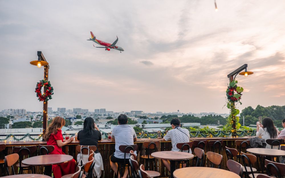 Chill tại Hẹn Rooftop với view hướng ra sân bay