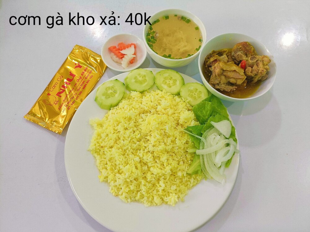 Món cơm gà kho xả với cơm được nấu với mỡ gà vàng ươm thịt gà kho thơm ngon đậm vị (Ảnh: Sưu tầm internet)