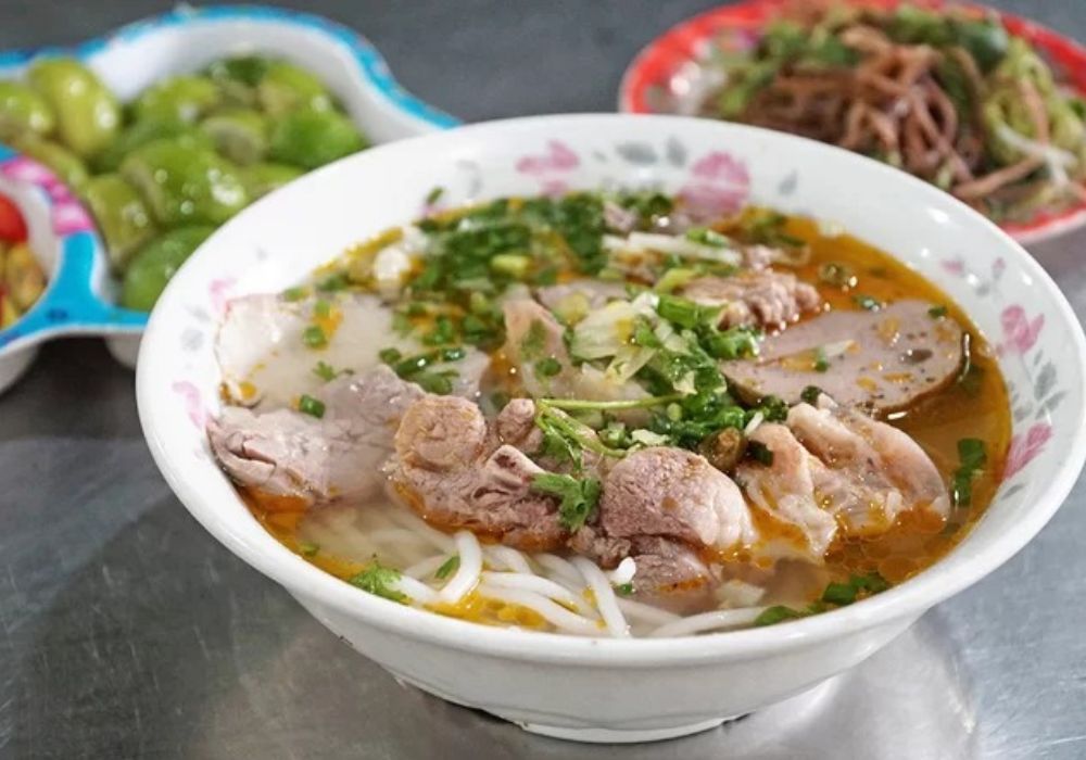 Bún bò Huế Nam Giao là một trong những quán bún bò Huế ngon Sài Gòn bạn nên thử (Ảnh: Sưu tầm Internet)