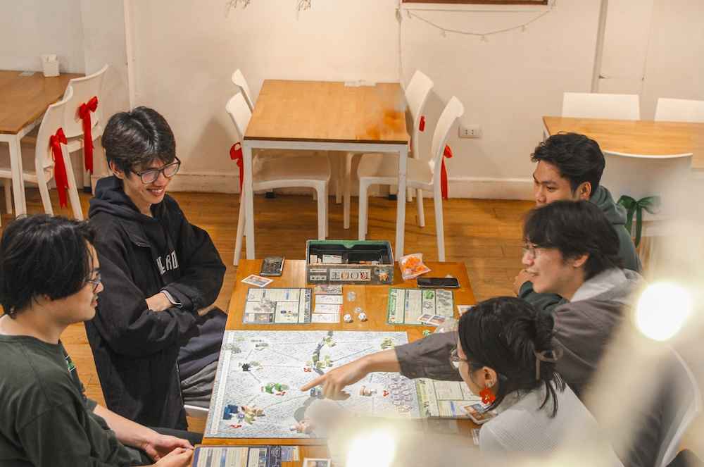 Đến chơi board game cùng bạn bè 