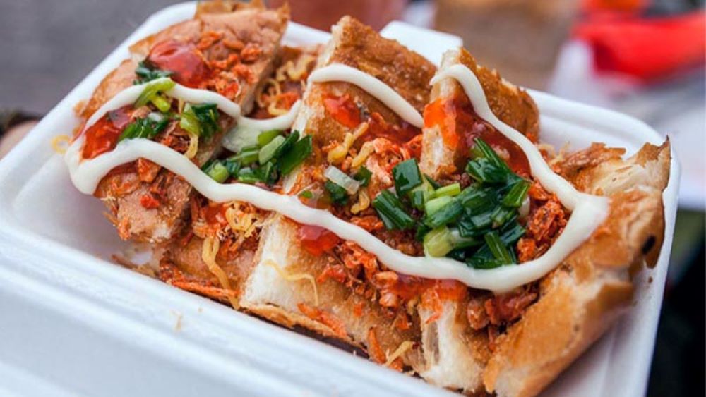 Bánh mì nướng muối ớt Sài Gòn là một món ăn đường phố độc đáo 
