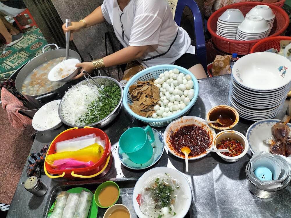 Quán bánh canh chả cá Tư Ù với menu đa dạng (Ảnh: Sưu tầm internet)