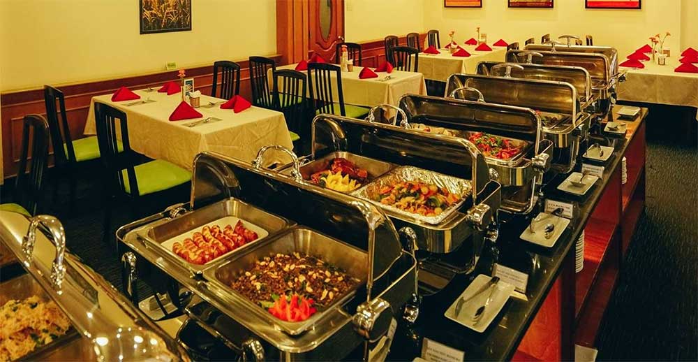 Tiệc buffet với vô số món ăn ngon