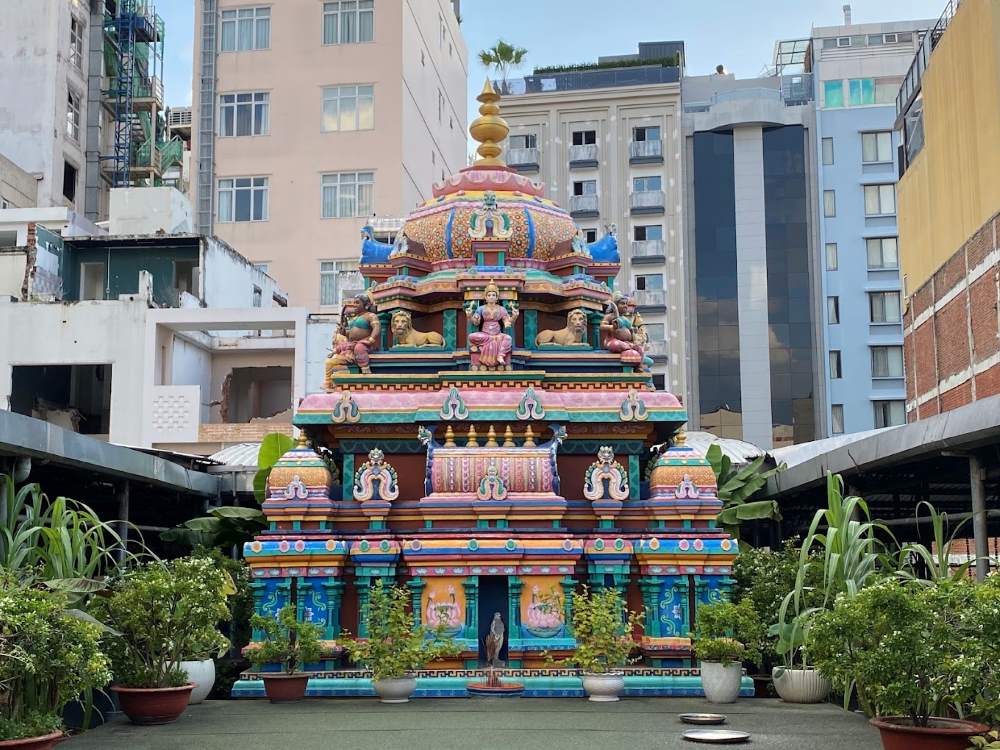 Kiến trúc với các chi tiết đặc trưng Ấn Độ tại chùa Mariamman