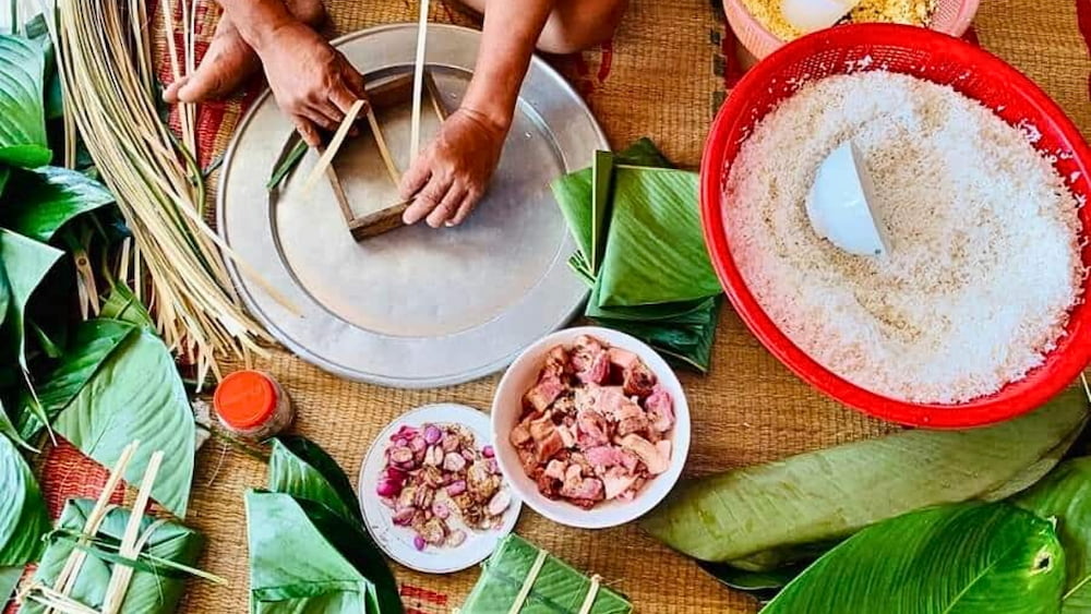 Gói bánh chưng, bánh tét là hoạt động mang đậm giá trị văn hóa và lòng thành kính đối với tổ tiên