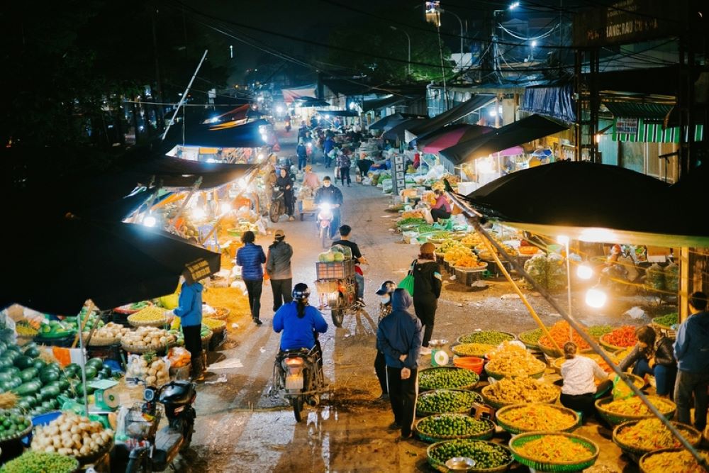 Chợ Long Biên “không ngủ” bày bán đa dạng mặt hàng (Ảnh: Travellive)