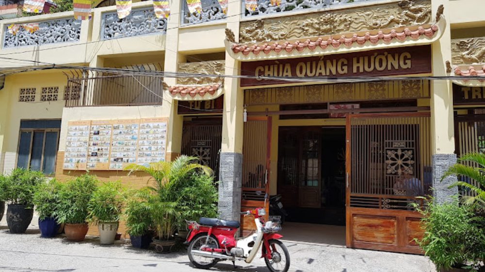 Không gian phía ngoài của chùa Quảng Hương