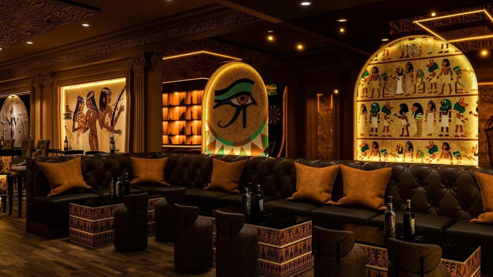 Không gian của Cairo Lounge Bar rộng rãi với những chi tiết lấy cảm hứng từ văn hóa Ai Cập.