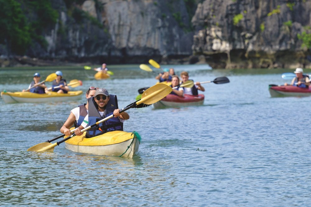 Chèo thuyền kayak trên mặt hồ trong vắt, hoạt động yêu thích của nhiều du khách khi đến đây (Ảnh: Sưu tầm Internet)