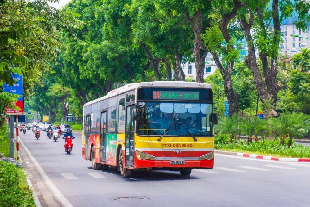 Tuyến xe buýt công cộng dừng ngay gần quán, phù hợp với khách muốn tiết kiệm (Ảnh: Sưu tầm Internet)