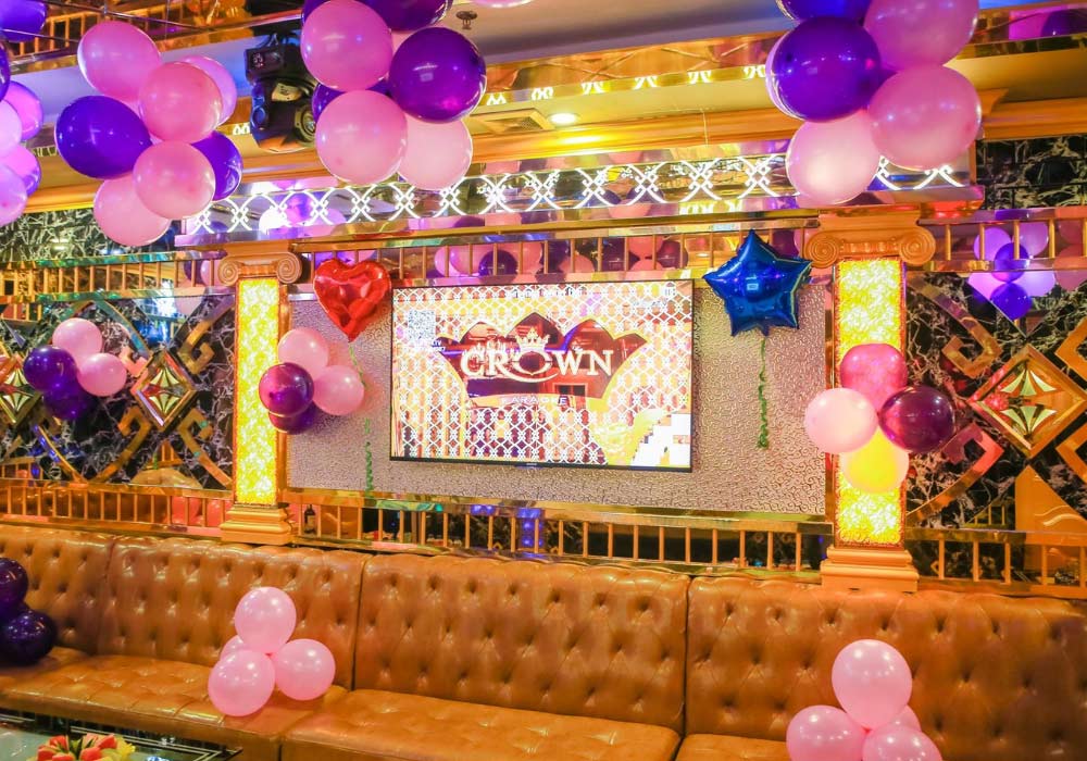 Đến Karaoke Crown, bạn sẽ được hỗ trợ decor phòng tiệc miễn phí 