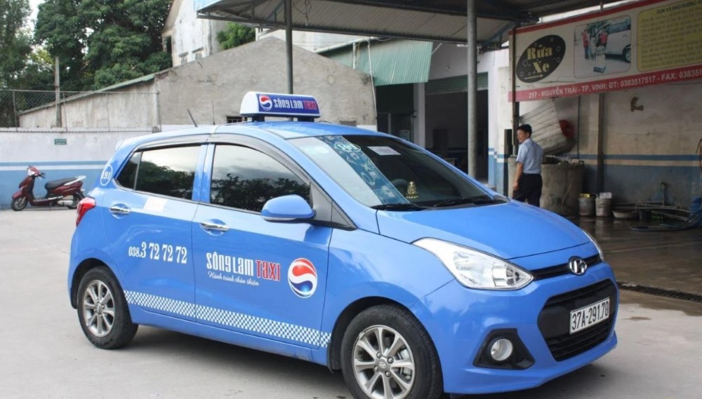 Mang cái tên Sông Lam, hãng taxi này đã khéo léo tạo dựng hình ảnh gần gũi và thân thuộc với người dân địa phương 