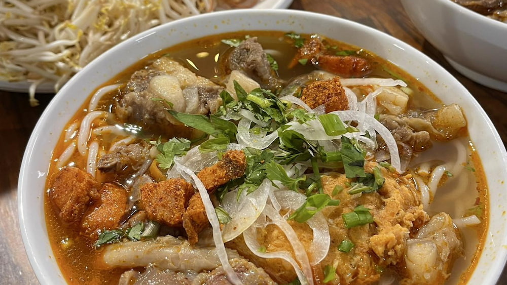 Bún bò huế tại 1399 Eatery luôn được lòng các thực khách.