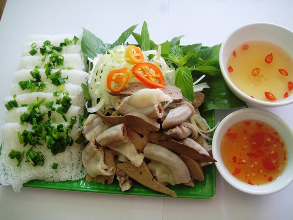 Bánh hỏi cháo lòng Quy Nhơn với bánh hỏi trắng tinh, cháo lòng thơm ngon, lòng heo đầy đặn và rau sống xanh mướt (Ảnh: Sưu tầm internet)