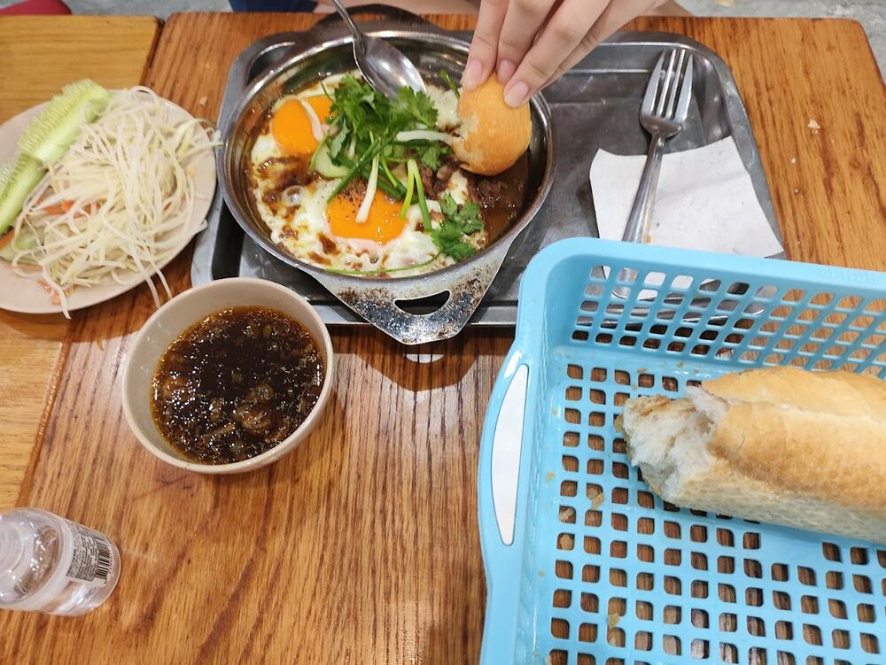 Bánh mỳ Bảy Quán với ổ bánh mì nóng giòn, pate thơm phức, ăn kèm đồ chua, rau sống (Ảnh: Sưu tầm internet)