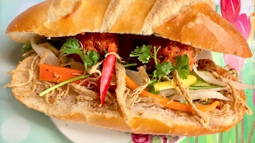 Bánh mì gà xé tại tiệm bánh mì Như Lan. 