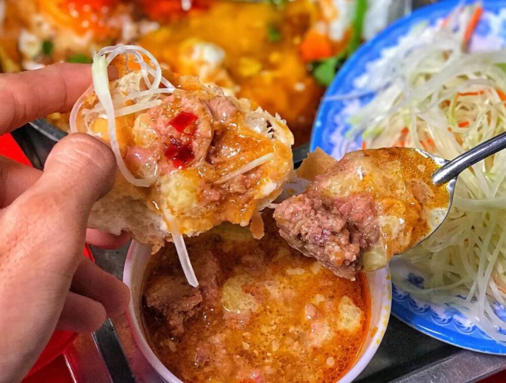 Ổ bánh mì chấm được xé nhỏ, chấm vào nước chấm và ăn kèm rau sống (Ảnh: Sưu tầm internet)