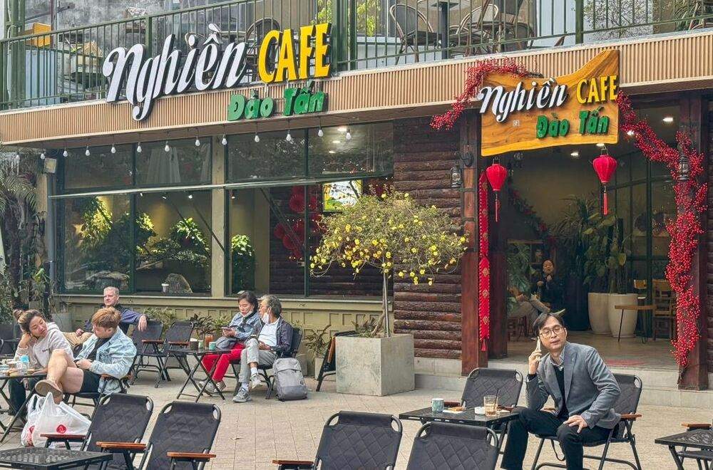 Nghiền Cafe có cả không gian ngồi bên trong và ngoài trời