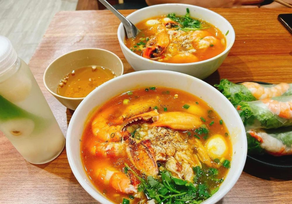 Bánh canh cua Hoàng Lan nổi bật với phần càng cua siêu to được tách cẩn thận (Ảnh: Sưu tầm Internet)