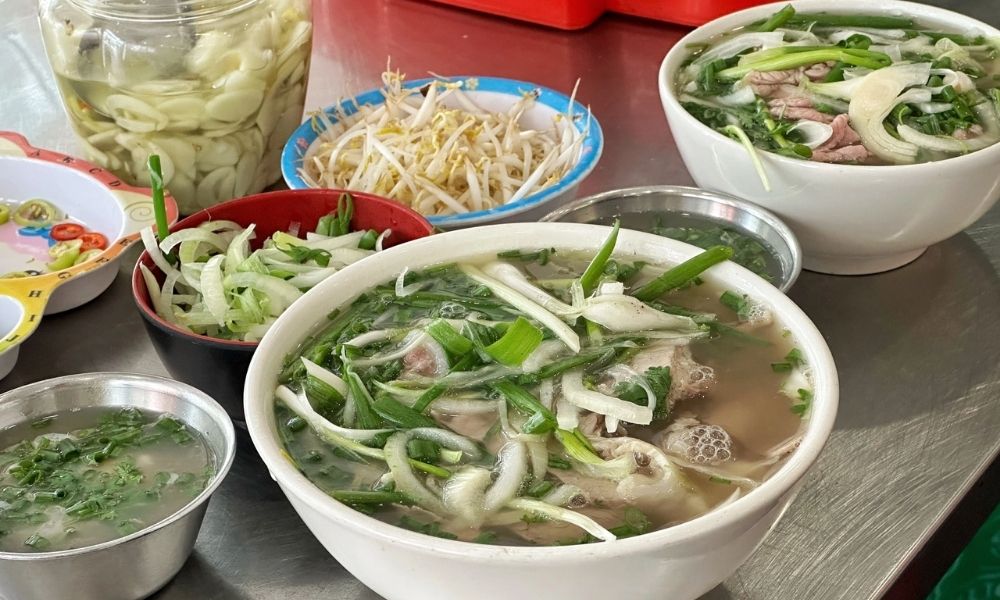 Phở Phú Gia không ăn kèm rau sống hay nước tương đen như nhiều quán khác